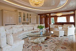 Elegant living room full of style and good taste